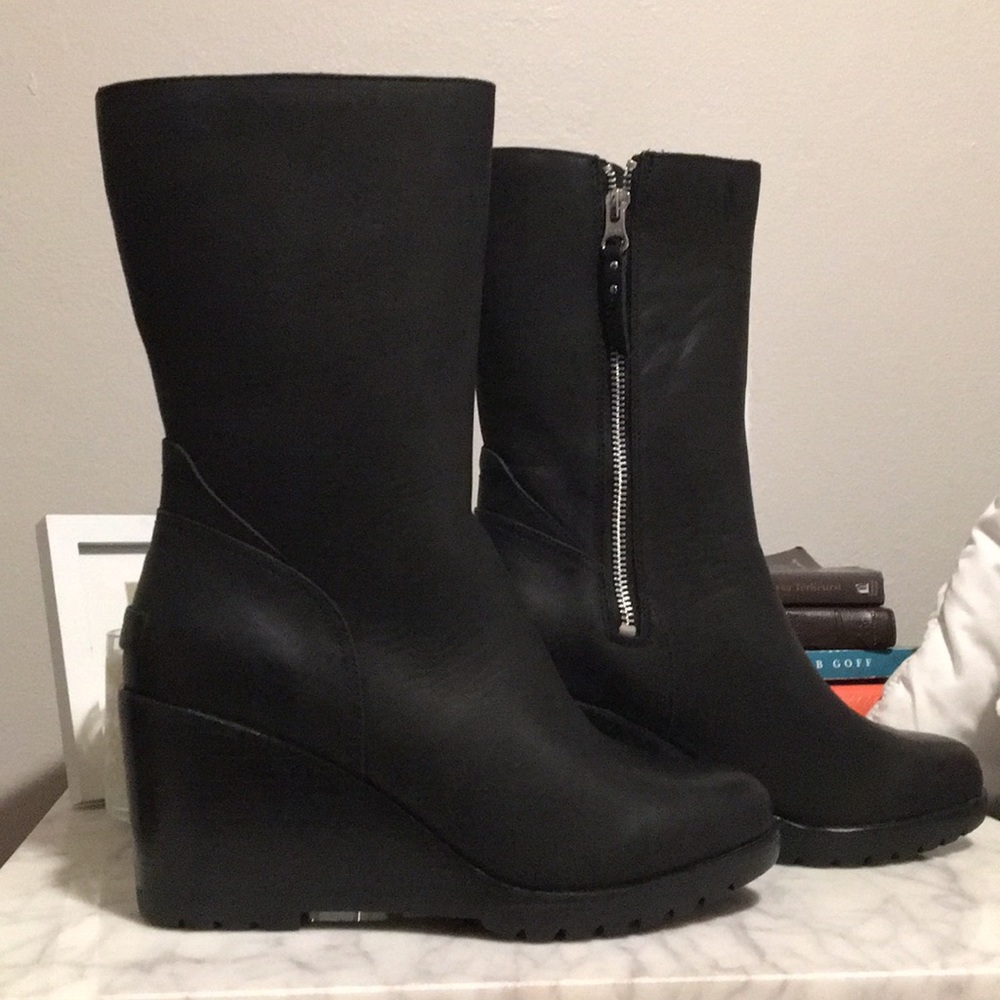 Black leather Sorel Boots